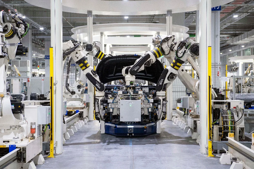 Automated manufacturing line representing MES-controlled production execution